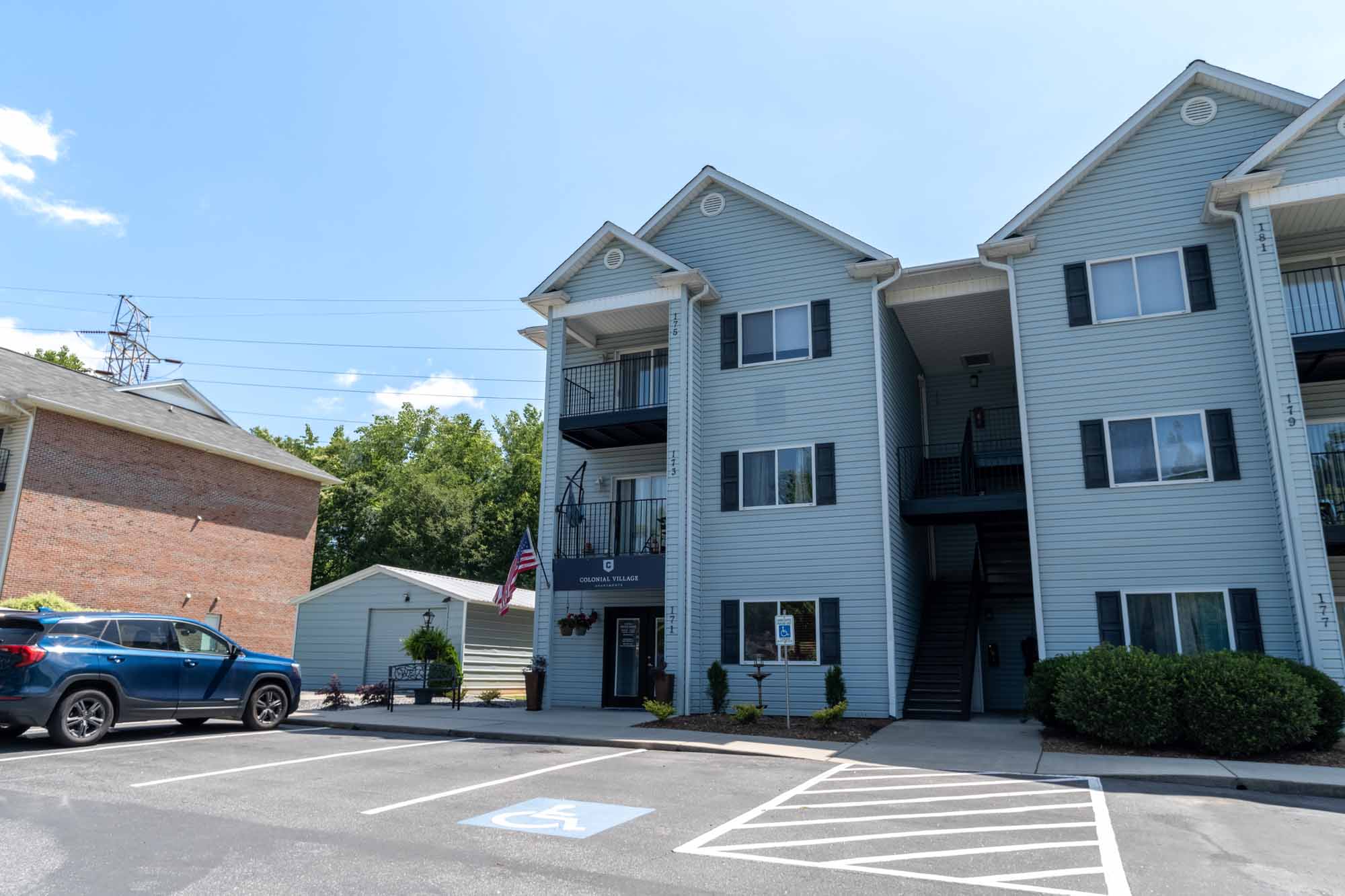 colonial-village-apartments-in-lincolnton-nc-building-exterior