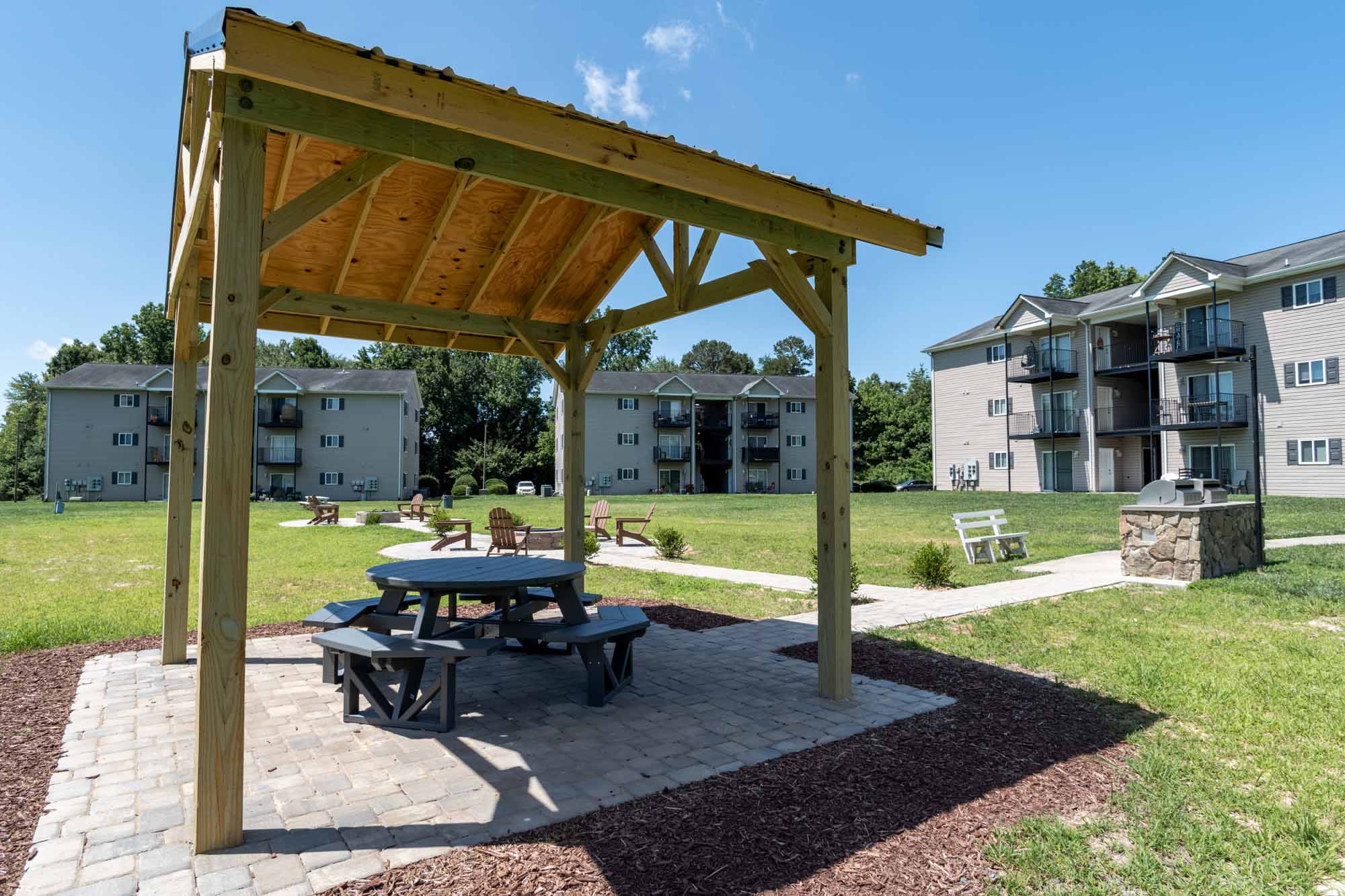 colonial-village-apartments-in-lincolnton-nc-courtyard-picnic-and-grilling-area