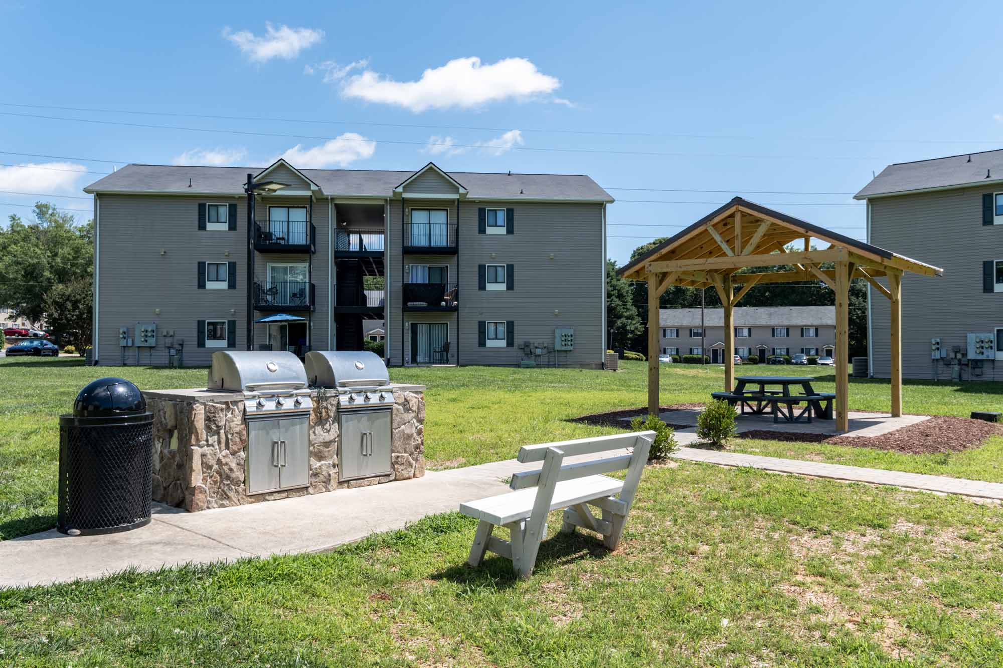 colonial-village-apartments-in-lincolnton-nc-grills-and-picnic-area