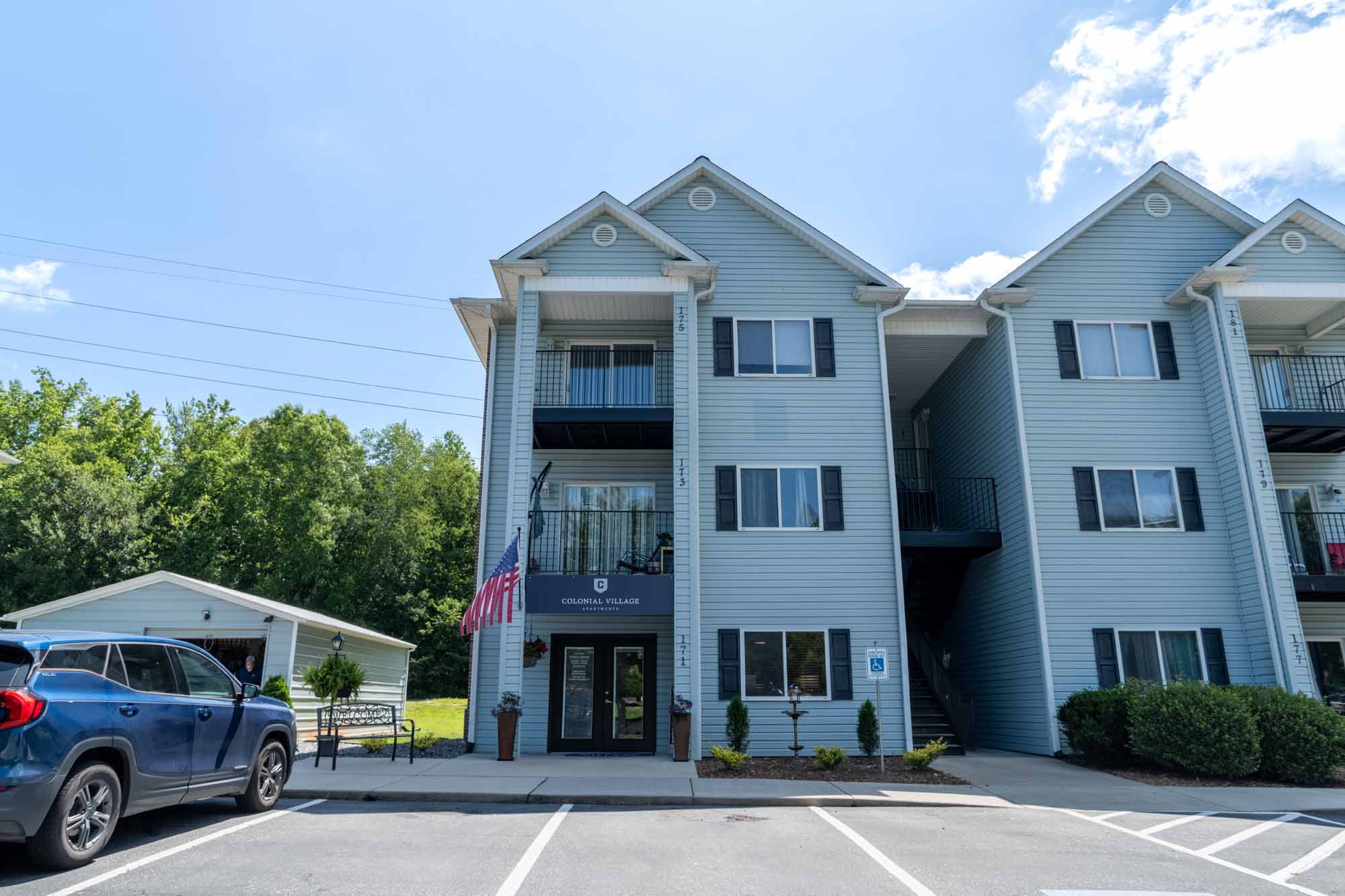colonial-village-apartments-in-lincolnton-nc-leasing-office-building-exterior
