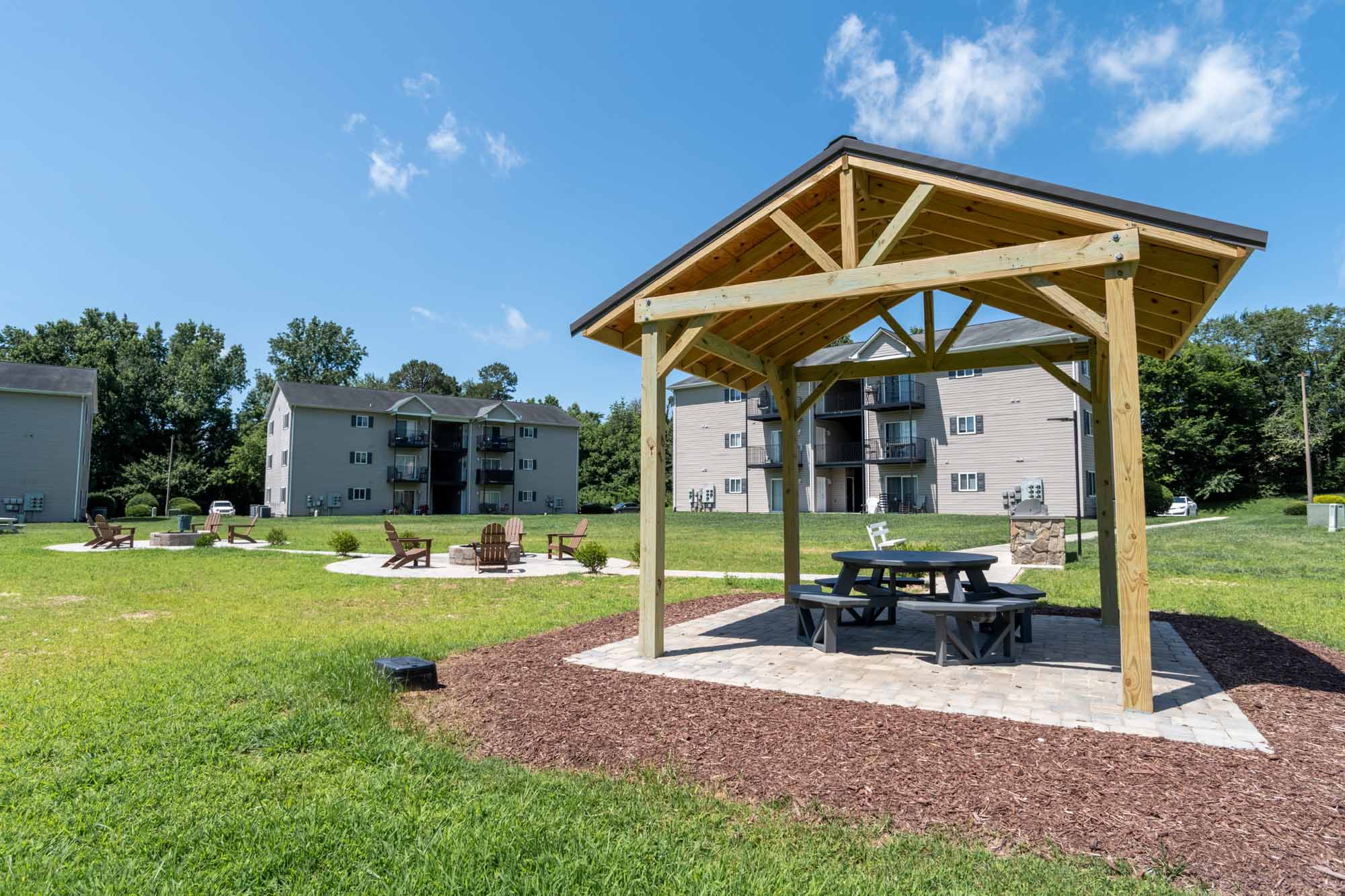 colonial-village-apartments-in-lincolnton-nc-picnic-area